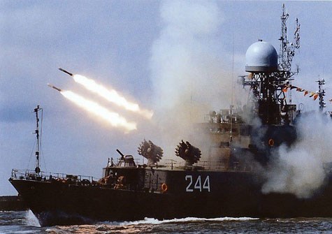 Tổ hợp bom-rocket chống ngầm RBU-6000 của Nga n&atilde; đạn kinh ho&agrave;ng ngo&agrave;i biển. Ảnh: Gi&aacute;o dục Việt Nam 