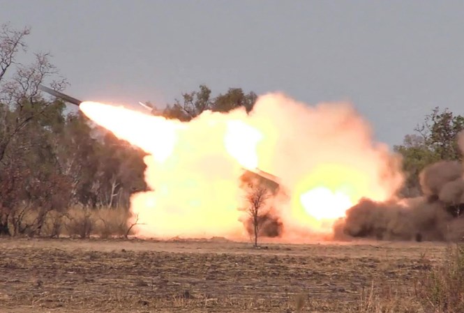 Hệ thống ph&aacute;o phản lực HIMARS khai hỏa thi&ecirc;u rụi đối phương. Ảnh: Tiền Phong