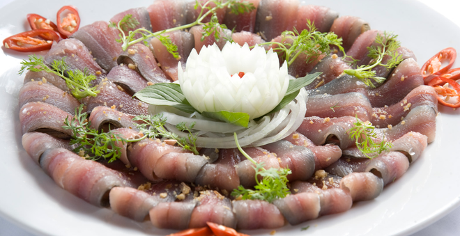  Theo c&aacute;c chuy&ecirc;n gia dinh dưỡng việc ăn c&aacute; tươi sống cũng kh&ocirc;ng phải an to&agrave;n nếu đ&aacute;nh bắt ở m&ocirc;i trường &ocirc; nhiễm. Ảnh minh họa