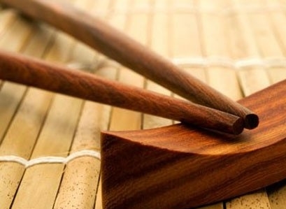 Đũa gỗ ẩm mốc c&oacute; thể g&acirc;y nhiễm khuẩn. Ảnh minh họa