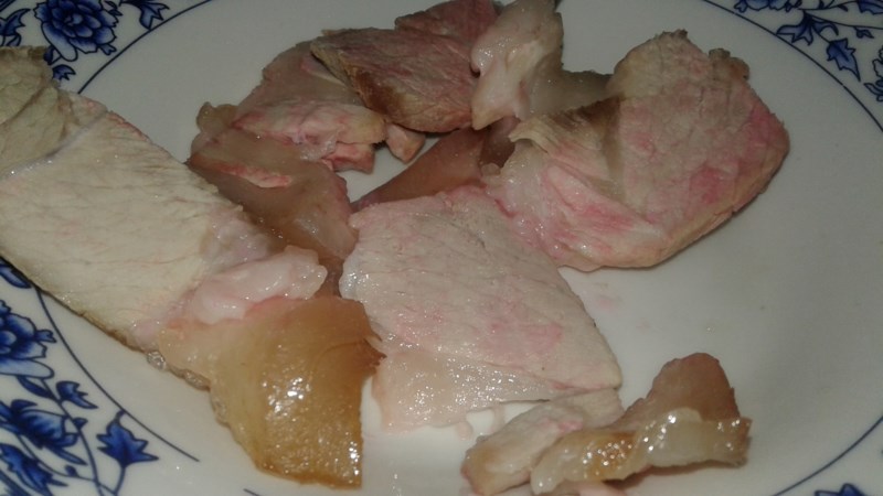  Số thịt luộc ngả sang m&agrave;u hồng tươi bốc m&ugrave;i h&ocirc;i thối. Ảnh: PL TPHCM