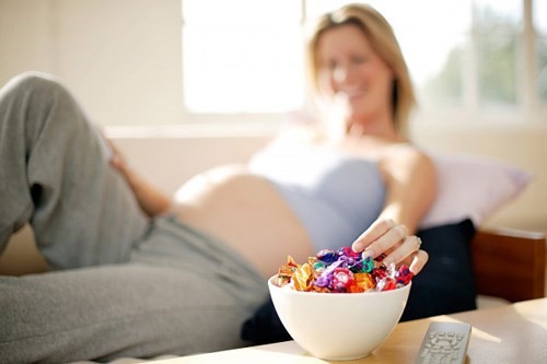  Đồ ngọt kh&ocirc;ng hề tốt cho b&agrave; bầu. Ảnh minh họa