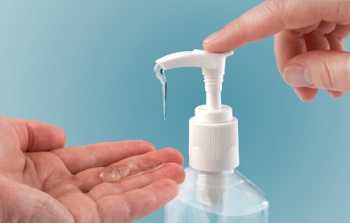 D&ugrave;ng dung dịch phụ nữ rửa ''cậu nhỏ'' một nam thanh ni&ecirc;n đ&atilde; phải gặp b&aacute;c sĩ gấp. Ảnh minh họa 