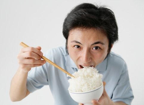 Ăn cơm nhiều sẽ tiềm ẩn nhiều nguy cơ mắc c&aacute;c loại bệnh hiểm ngh&egrave;o. Ảnh minh họa