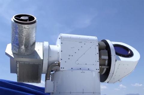 Vũ kh&iacute; laser hạ mục ti&ecirc;u nhanh ch&oacute;ng nhờ sự linh hoạt nhờ khả năng xoay dọc để tấn c&ocirc;ng. Ảnh: Đất Việt