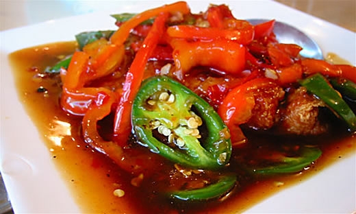 Đồ ăn qu&aacute; lạnh, cay v&agrave; n&oacute;ng dễ g&acirc;y k&iacute;ch th&iacute;ch v&ograve;m họng, khiến triệu chứng ho nặng th&ecirc;m. Đối với trẻ em ho k&iacute;ch ứng, tuyệt đối kh&ocirc;ng uống đồ uống c&oacute; ga v&igrave; c&oacute; thể g&acirc;y n&ecirc;n những cơn ho k&eacute;o d&agrave;i. Trẻ nhỏ cũng kh&ocirc;ng n&ecirc;n ăn cay, v&igrave; khi ăn g&acirc;y k&iacute;ch ứng, l&uacute;c đ&oacute;, ho sẽ rất dễ g&acirc;y sặc v&agrave; nguy hiểm cho trẻ. 