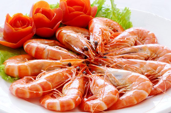 T&ocirc;m, cua kh&ocirc;ng được khuy&ecirc;n d&ugrave;ng khi bị ho. Bởi hệ h&ocirc; hấp dễ bị k&iacute;ch th&iacute;ch do vỏ của những loại hải sản. Đặc biệt, nhiều người c&ograve;n bị dị ứng với protein trong t&ocirc;m, cua, g&acirc;y ra ho k&iacute;ch ứng.