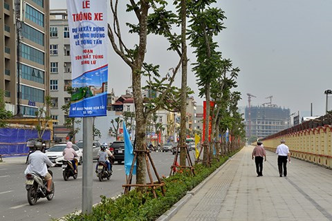 Nhiều tuyến phố ở H&agrave; Nội được l&aacute;t gạch bền vững. Ảnh: ANTĐ 