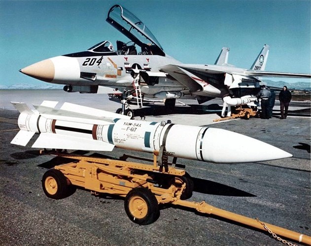 T&ecirc;n lửa AIM-54 Phoenix l&agrave; vũ kh&iacute; kh&ocirc;ng đối kh&ocirc;ng kh&oacute; c&oacute; vũ kh&iacute; n&agrave;o s&aacute;nh kịp. Ảnh: Kiến thức  