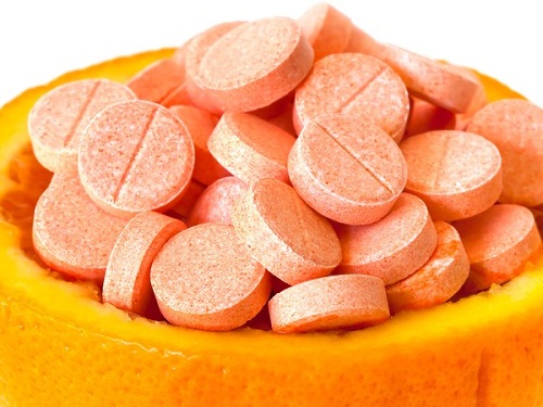 Vi&ecirc;n uống bổ sung vitamin C cũng kh&ocirc;ng ngo&agrave;i danh s&aacute;ch c&aacute;c 13Win OKVIP Cá cược bóng đá g&acirc;y suy thận nếu lạm dụng. Ảnh minh họa