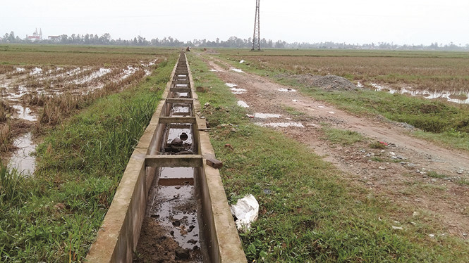 Tuyến k&ecirc;nh Nam Bố Sơn nối Lương Đồng c&oacute; đường lớn kề b&ecirc;n vẫn được trả ph&iacute; đ&agrave;o m&oacute;ng thủ c&ocirc;ng gần 69 triệu đồng v&agrave; h&agrave;ng trăm triệu đồng vận chuyển đất. 