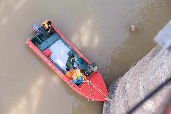  H&igrave;nh ảnh quả bom được đ&aacute;nh dấu bằng phao. 