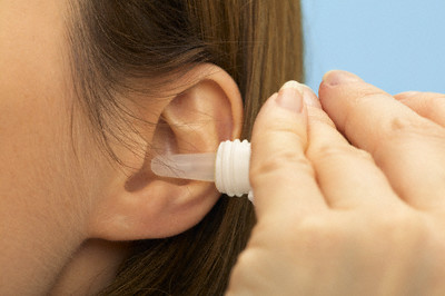 Thuốc nhỏ tai c&oacute; thể gtaay điếc vĩnh viễn người d&ugrave;ng n&ecirc;n thận trọng. Ảnh minh họa 