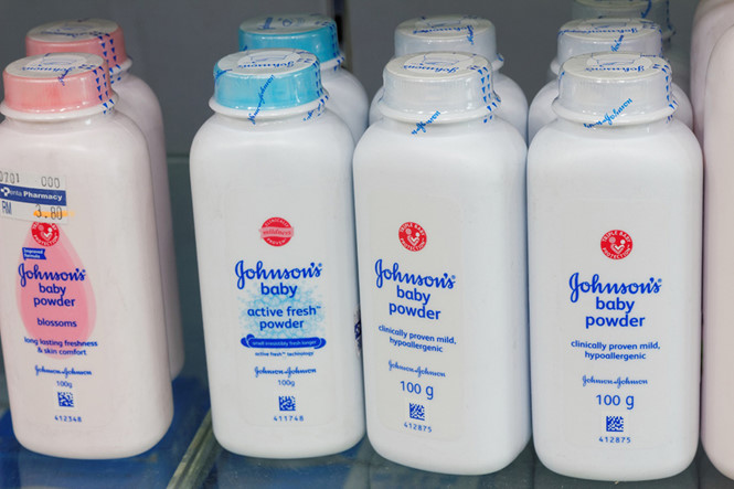 T&ograve;a &aacute;n Mỹ b&aacute;c bỏ tin Johnson & Johnson g&acirc;y ung thư. Ảnh: Thanh ni&ecirc;n