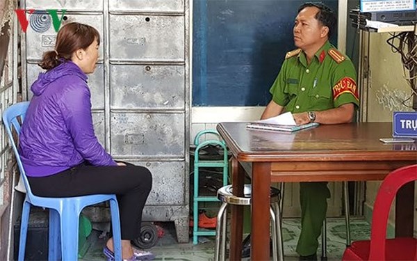C&ocirc;ng an l&agrave;m việc với b&agrave; Phạm Thị Mỹ Linh (43 tuổi, chủ trường mầm non tư thục Mầm Xanh) s&aacute;ng 27/11. Ảnh: VOV 