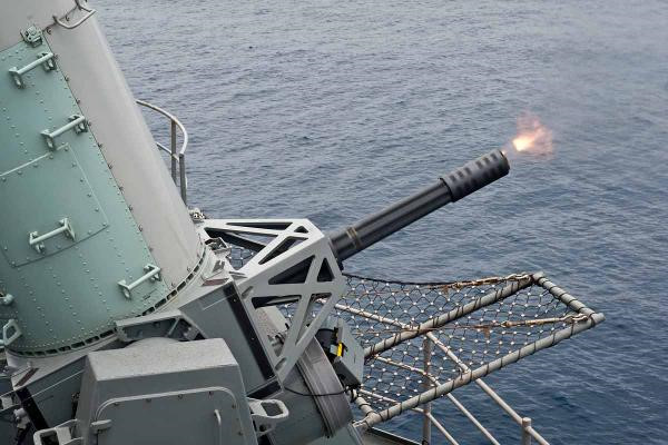 Hệ thống ph&aacute;o cao tốc Phalanx l&agrave; vũ kh&iacute; c&oacute; thể bắn mưa đạn khiến địch chết khiếp. Ảnh: Kiến thức