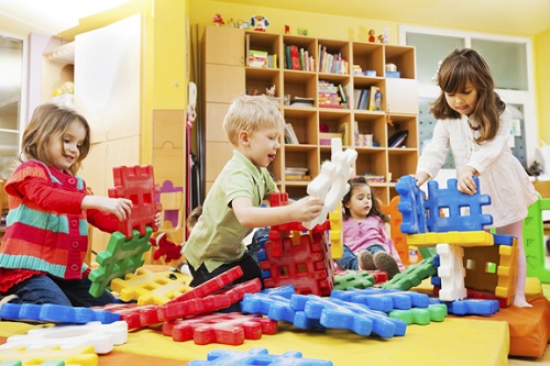 Cha mẹ kh&ocirc;ng n&ecirc;n mua cho trẻ qu&aacute; nhiều đồ chơi. Ảnh minh họa 