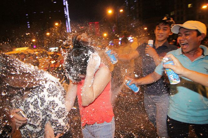 B&igrave;nh xịt bọt tuyết c&oacute; thể rất dễ bắt ch&aacute;y. Ảnh: Tiền Phong