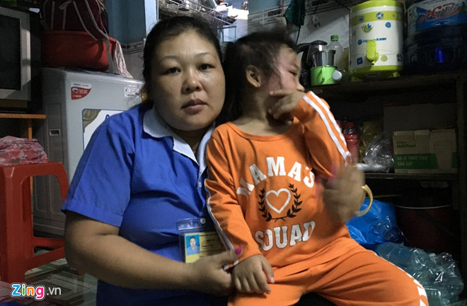  B&eacute; Như tiếp tục c&oacute; những dấu hiệu bị bạo h&agrave;nh khi đến học ở trường mới. Ảnh: Zing News