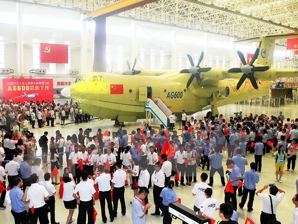 Thủy phi cơ này có thể hút 20 tấn nước trong vòng 20 giây. Ảnh: TTXVN
