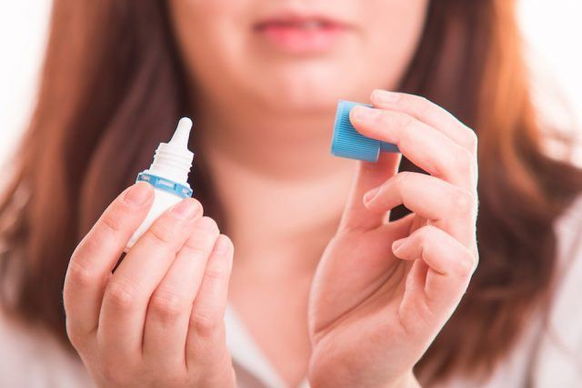 D&ugrave;ng thuốc nhỏ mắt sai c&aacute;ch t&aacute;c hại kh&ocirc;n lường cần thận trọng. Ảnh minh họa