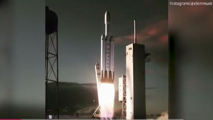  T&ecirc;n lửa Falcon Heavy rời bệ ph&oacute;ng. Ảnh: VnExpress