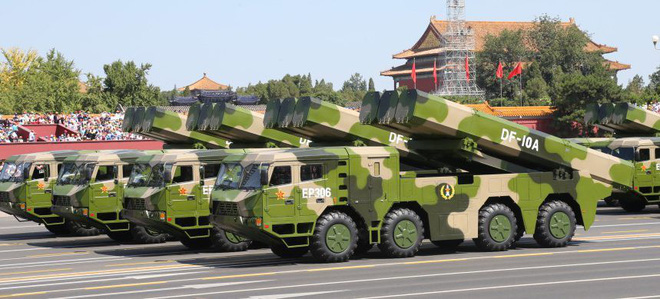 T&ecirc;n lửa DF-10A của Trung Quốc l&agrave; vũ kh&iacute; c&oacute; khả năng bắn xa 1500km. Ảnh: Thời đại 