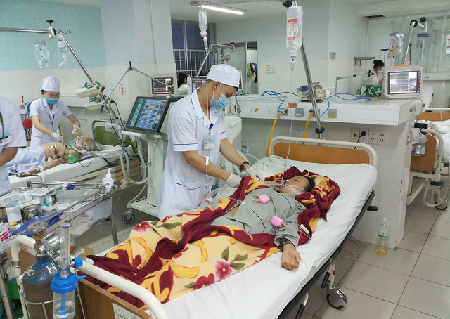  Nữ sinh đang phải điều trị t&iacute;ch cực v&igrave; nghi ngộ độc do uống tr&agrave; sữa. Ảnh: Tuổi trẻ