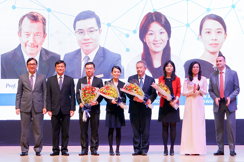  Lễ trao Giải thưởng khoa học Đại học T&ocirc;n Đức Thắng cho c&aacute;c nh&agrave; khoa học. Ảnh: TDTU