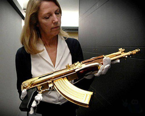 S&uacute;ng AK-47 của cố tổng thống Iraq Saddam Hussein. Ảnh: Zing News 