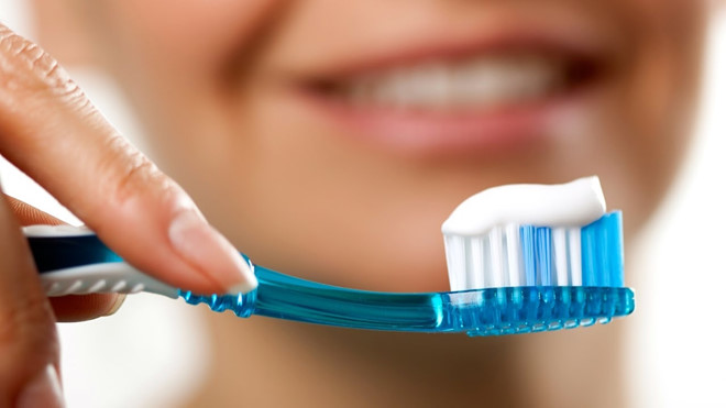 Đ&aacute;nh răng sai c&aacute;ch cũng khiến cho h&agrave;m răng bị tổn thương nghi&ecirc;m trọng cần tr&aacute;nh tuyệt đối. Ảnh minh họa