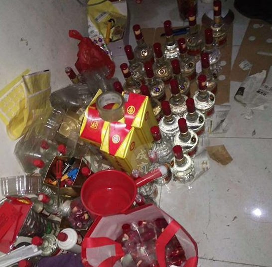 Số lượng chai rượu giả được thu mua để chế rượu giả th&agrave;nh rượu thật bị lực lượng chức năng Trung Quốc thu giữ. Ảnh: Gia đ&igrave;nh mới