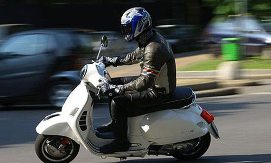 Nổ m&aacute;y trước khi chạy hay l&aacute;i xe về vạch E thường xuy&ecirc;n sẽ rất nguy hiểm. Ảnh minh họa