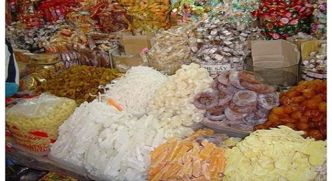  Mứt Tết l&agrave; m&oacute;n ăn kh&ocirc;ng thể thiếu trong ng&agrave;y Tết nhưng chớ kết hợp với b&aacute;nh chưng, thịt mỡ hay gi&ograve; chả...ảnh minh họa