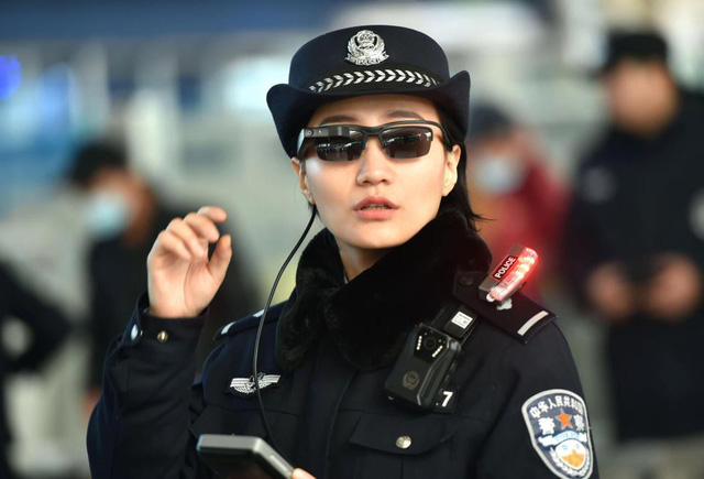Cảnh s&aacute;t Trung Quốc đeo k&iacute;nh thần kỳ d&ograve; tội phạm. Ảnh: Tuổi Trẻ
