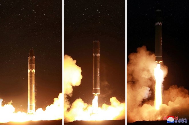  T&ecirc;n lửa  Hwasong-15 Triều Ti&ecirc;n khai hỏa. Ảnh: ANTĐ