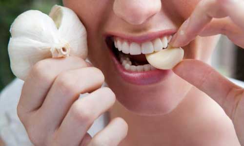  Tỏi sống được coi l&agrave; thứ gia vị rất tốt cho 13Win19 ưu đãi hấp dẫn nhưng kh&ocirc;ng n&ecirc;n ăn qu&aacute; nhiều. Ảnh minh họa