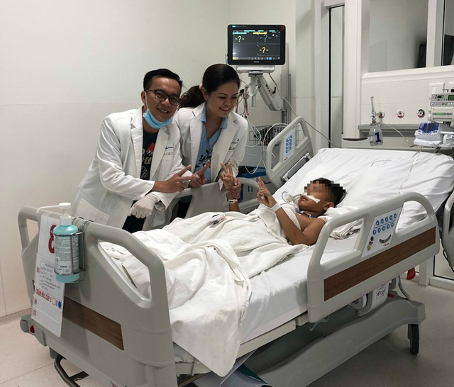 B&eacute; K nằm điều trị sau khi bị tai nạn trong l&uacute;c chơi xe trượt điện. Ảnh: D&acirc;n tr&iacute;