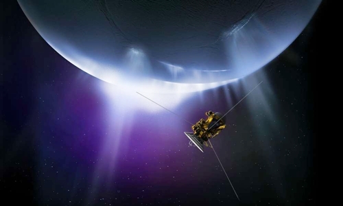 Mặt Trăng Enceladus của sao Thổ l&agrave; nơi c&oacute; khả năng tồn tại sự sống trong hệ Mặt Trời. Ảnh: NASA