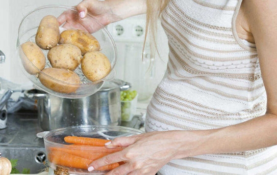  B&agrave; bầu kh&ocirc;ng n&ecirc;n ăn khoai t&acirc;y v&igrave; c&oacute; thể đẻ con dị tật. Ảnh minh họa