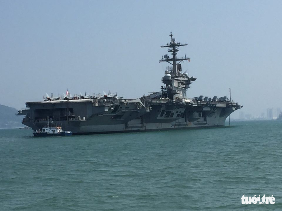 T&agrave;u s&acirc;n bay USS Carl Vinson c&ugrave;ng c&aacute;c chiến hạm hộ tống s&aacute;ng nay đến vịnh Đ&agrave; Nẵng. Ảnh: Tuổi trẻ 