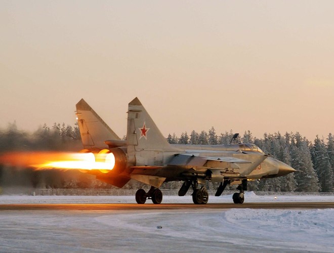 Ti&ecirc;m k&iacute;ch MiG-31 của Nga sở hữu t&ecirc;n lửa cực mạnh. Ảnh: ANTĐ