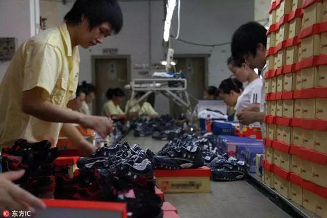  Một xưởng sản xuất giầy giả thương hiệu tại Trung Quốc. Ảnh: Kh&aacute;m Ph&aacute;