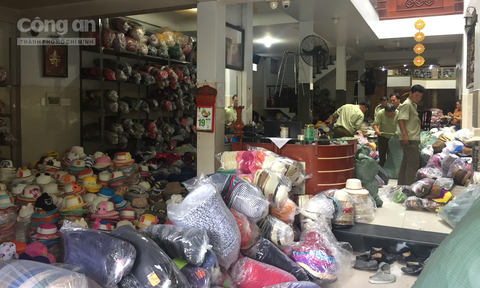 Những chiếc n&oacute;n giả thương hiệu bị lực lượng chức năng thu giữ. Ảnh: C&ocirc;ng an TP HCM