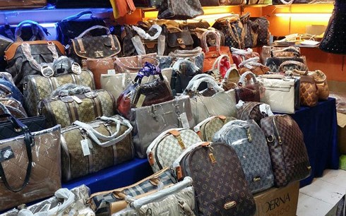 H&agrave;ng nh&aacute;i tập chung chủ yếu ở một số nh&oacute;m h&agrave;ng h&oacute;a như thời trang, trang sức v&agrave; điện thoại th&ocirc;ng minh. Ảnh minh họa   