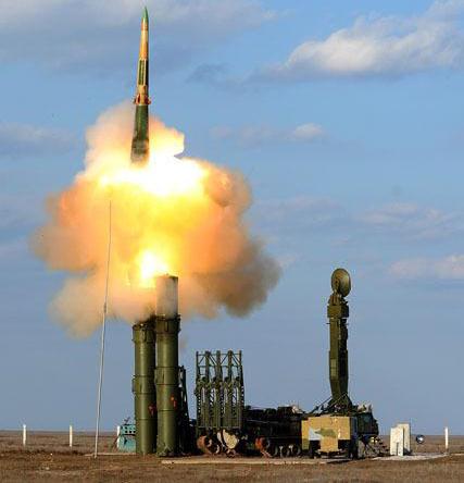  Hệ thống t&ecirc;n lửa S-300VM của Nga c&oacute; khả năng đ&aacute;nh chặn cả t&ecirc;n lửa đang bay với tốc độ lớn. Ảnh: Đất Việt