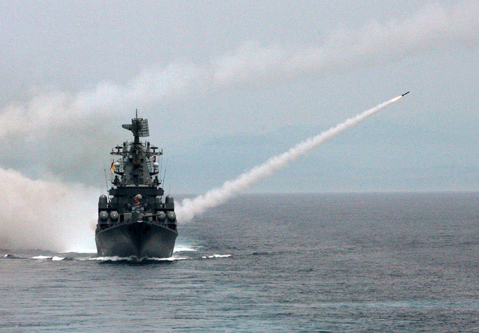 T&ecirc;n lửa S-300FM Fort-M khai hỏa tr&ecirc;n t&agrave;u chiến Nga. Ảnh: Zing News