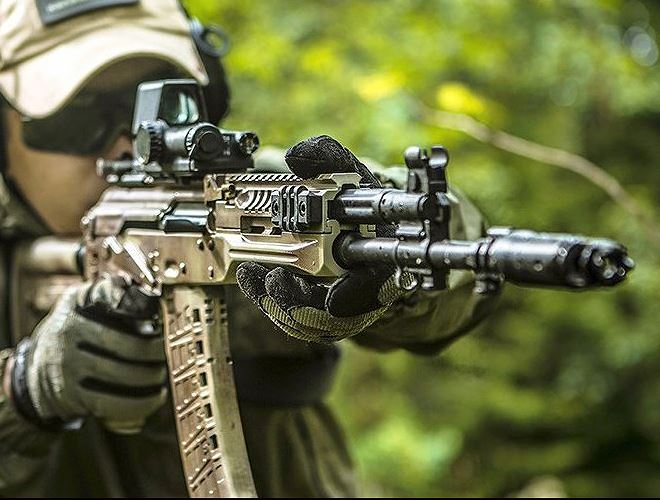  S&uacute;ng trường AK-12 - một trong những vũ kh&iacute; l&agrave;m thay đổi to&agrave;n bộ sức mạnh của Nga. Ảnh: ANTĐ