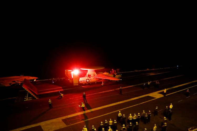 M&aacute;y bay cảnh b&aacute;o sớm của Mỹ tiếp tục sang Syria để diệt phiến qu&acirc;n IS. Ảnh: Kiến thức