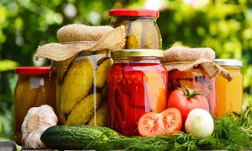 Thực phẩm muối chua được rất nhiều người y&ecirc;u th&iacute;ch v&igrave; độ d&ograve;n, ngọt. Ảnh minh họa 